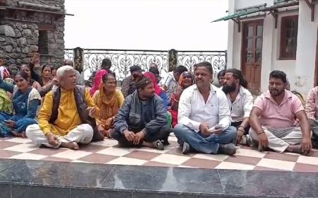 मसूरी न्यूज़: पटरी व्यापारियों ने शहीद स्थल पर दिया धरना, सरकार और क्षेत्रीय विधायक गणेश जोशी पर लगाए अनदेखी का आरोप।