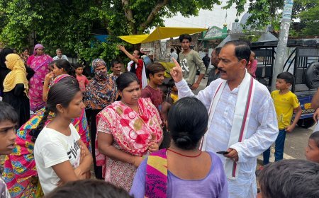 शाहजहांपुर न्यूज़: बाढ़ ग्रस्त पीड़ित परिवारों से मिलकर सपा जिला अध्यक्ष तनवीर खां ने लिया जायजा़। 