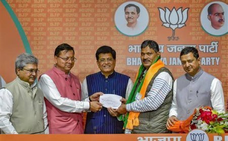 देहरादून न्यूज़: बिना कपड़े बदले भाजपा में कराई गई थी जॉइनिंग, दल बदलू भंडारी को अब जनता ने सिखाया सबक। 