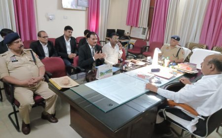 हरदोई न्यूज़: जनपद न्यायाधीश ने की अंडर ट्रायल रिव्यू कमेटी के सदस्यों के साथ बैठक।