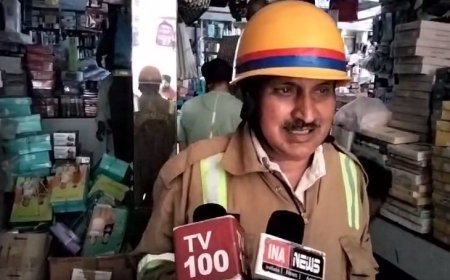 बिजनौर न्यूज़: एयरकण्डीनर में शार्ट सर्किट होने से कांस्मेटिक शाप में लगी आग से लाखों का सामान जला।  