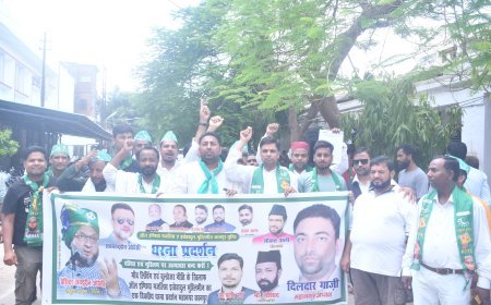 कानपुर न्यूज़: मोबलीचिंग व सरकार द्वारा बुलडोजर नीति के खिलाफ प्रदर्शन कर ज्ञापन सौंपा। 