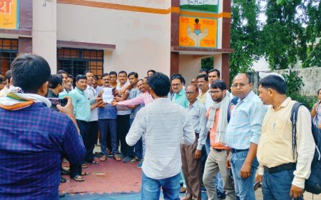 हरदोई न्यूज़: आन लाइन उपस्थिति के विरोध में संकुल शिक्षकों ने अपने पद से त्याग पत्र दिया। 