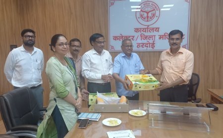 हरदोई न्यूज़: आम उत्पादक प्रगतिशील किसान सतीश जिलाधिकारी से मिले। 