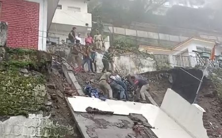 मसूरी में कोतवाली परिसर में हुआ भारी भूस्खलन, मां दुर्गे का मंदिर, 2 मोटर बाइक और 7 रिक्शा क्षतिग्रस्त। 