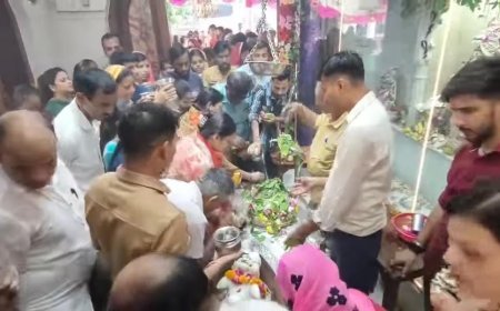 शाहजहाँपुर न्यूज़: सावन के प्रथम सोमवार को शिवालयों में उमड़े भक्त। 