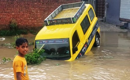 देवबंद न्यूज़: बरसात के पानी से लबालब भरे नाले में गिरी स्कूली वैन, बच्चों की चीख पुकार सुनकर लोगों ने सुरक्षित निकाला। 