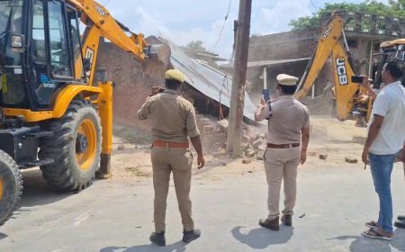 बलिया न्यूज: हत्या के मामले में गरजा बुल्डोजर, दो गिरफ्तार,  आरोपियों की अवैध संपत्तियों को किया ध्वस्त ।