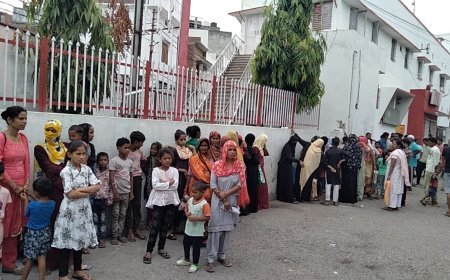 बिजनौर न्यूज़: आधार कार्ड बनाने व संशोधन के नाम पर मुख्य डाकघर में हो रही अवैध वसूली।