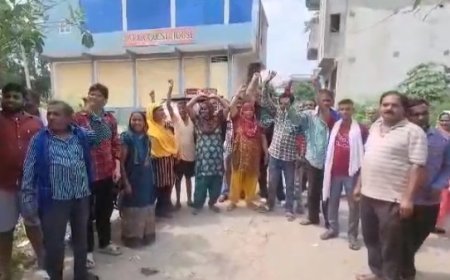 बिजनौर न्यूज़: गेस्ट हाउस पर युवक -युवती के मिलने पर मोहल्ले वासियों ने जताई कडी आपत्ति, कहा समाज विरोधी काम गेस्ट हाउस में  नहीं होने देंगे।