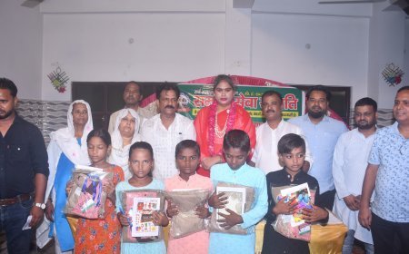 कानपुर न्यूज़: समाज सेवा समिति ने गरीब बच्चो को बांटे नि:शुल्क यूनिफॉर्म पाठ्यसामग्री। 