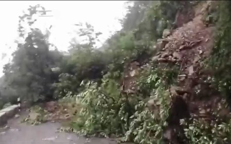 मसूरी-देहरादून मार्ग पर भारी भूस्खलन होने के बाद मार्ग बंद