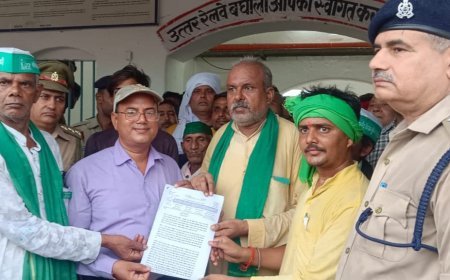 हरदोई: ट्रेनों के ठहराव को लेकर भाकियू ने धरना प्रदर्शन कर ज्ञापन सौपा 