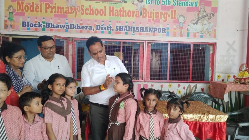 शाहजहाँपुर न्यूज़: डीएम ने छात्र-छात्राओं के रोली टीका लगाकर किया स्वागत।  