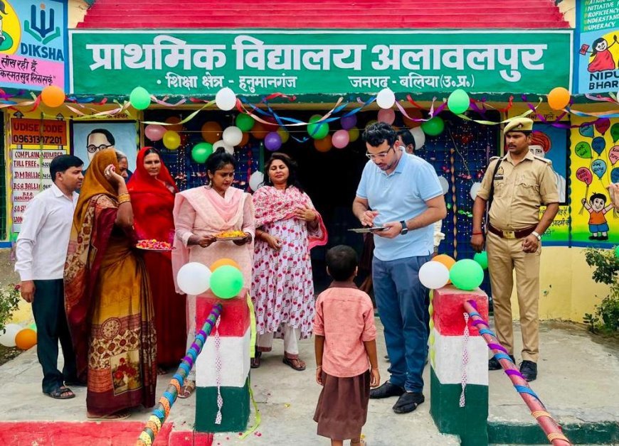 बलिया न्यूज़: सीडीओ ने तिलक लगाकर व दुलार-प्यार से बच्चों को विद्यालय में कराया प्रवेश।