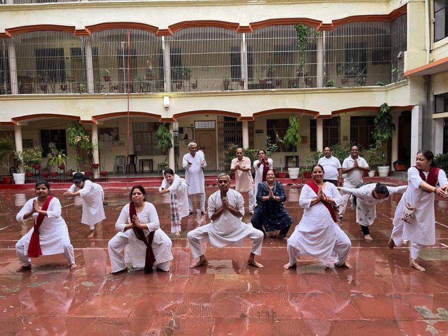  शाहजहांपुर न्यूज़: बारिश भी न रोक सकी योग साधकों के कदम योगिनी एकादशी पर हुआ विशेष योग शिविर। 