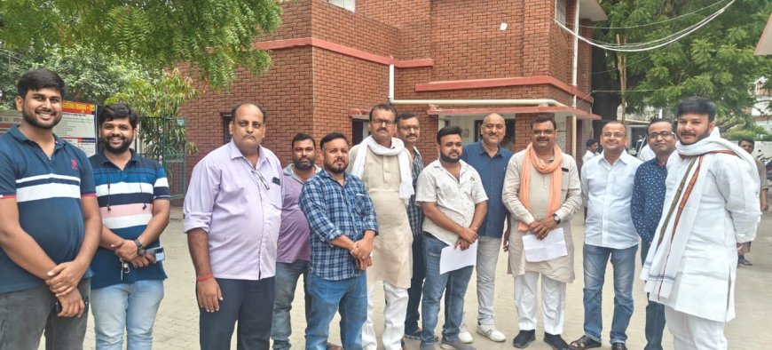 गाजीपुर न्यूज़: बढ़ती चोरी की घटना को लेकर एसपी को सौंपा पत्रक, जल्द चोरों की गिरफ्तारी का एसपी ने दिलाया भरोसा।