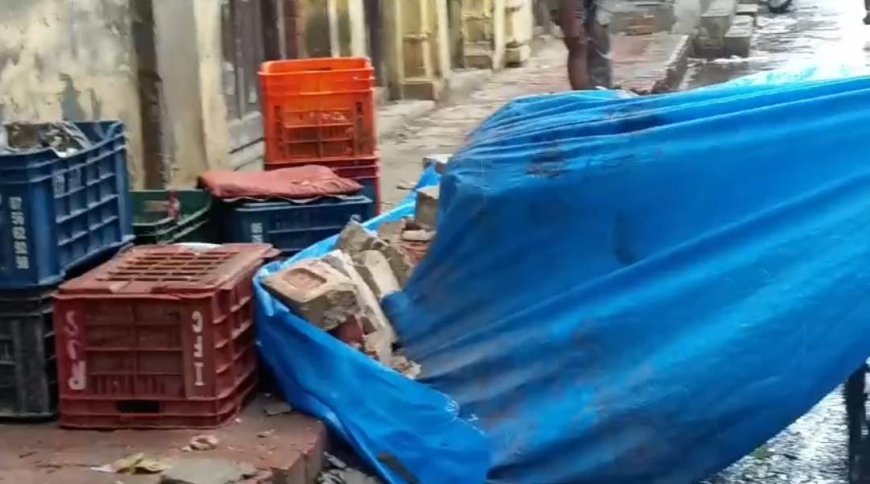 शाहजहांपुर न्यूज़: चूड़ी बाली गली में जर्जर भवन का मलवा गिरने से एक ब्यक्ति घायल। 