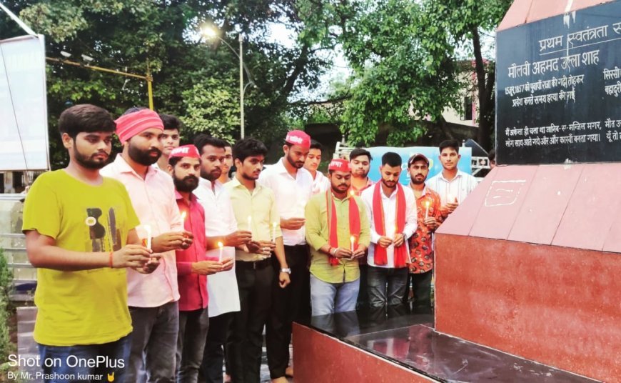 शाहजहांपुर न्यूज़: सपाईयों ने हाथरस में हुए हादसे पर शोक जताया कैंडल मार्च निकाल कर दी श्रद्धांजलि। 