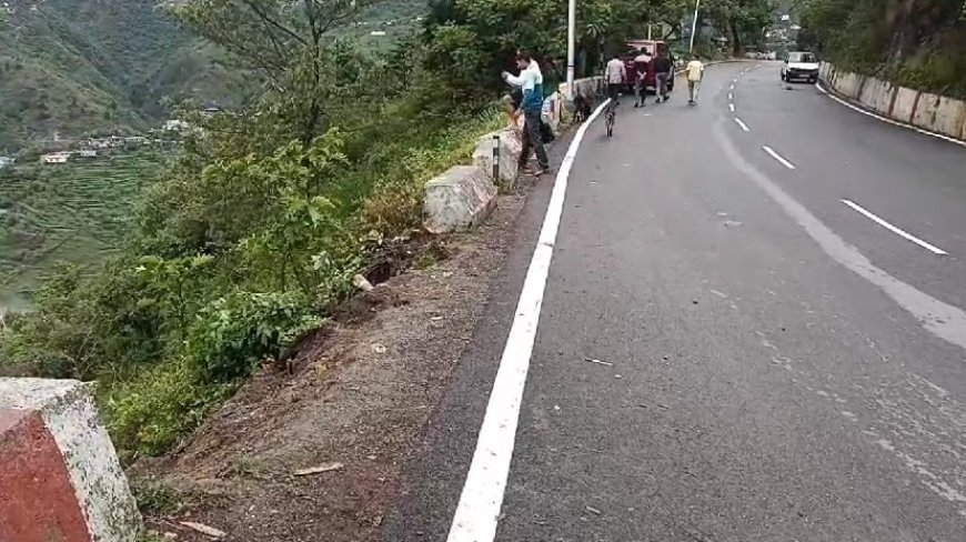 मसूरी में कार खाई में गिरी, तीन लडके और तीन लडकियां घायल।