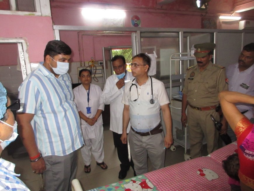 सीतापुर न्यूज़: जिला अस्पताल की ओपीडी में चिकित्सकों को अनुपस्थित देख डीएम ने जताई नाराजगी।