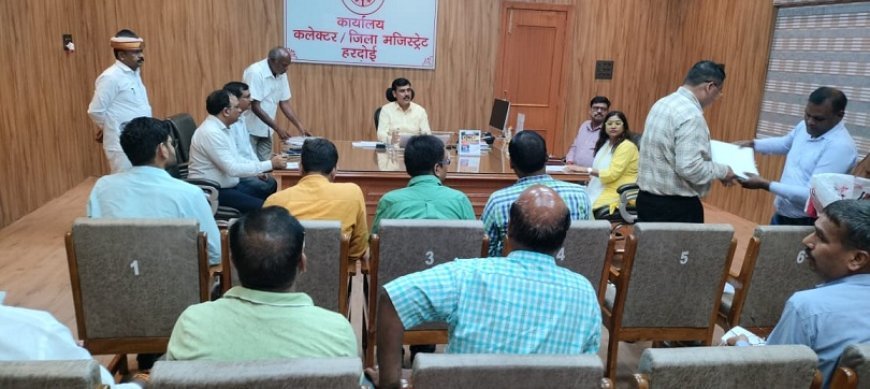 हरदोई न्यूज़: जिलाधिकारी ने की जल भराव को लेकर बैठक। 