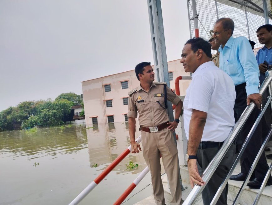 शाहजहांपुर न्यूज़: डीएम एसपी ने अधिकारियों के साथ बाढ़ प्रभावित क्षेत्रों का किया निरीक्षण।