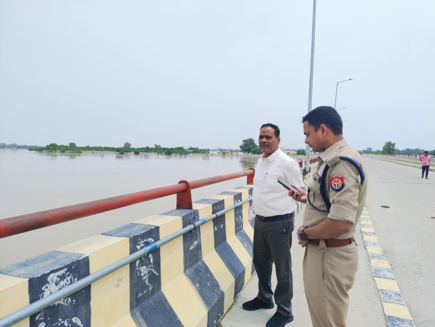 शाहजहाँपुर न्यूज़: बाढ़ ग्रस्त क्षेत्रों में फसे लोगो को सुरक्षित निकालने के लिये राहत टीमे लगाई गयी जिलाधिकारी। 