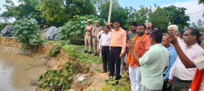 हरदोई न्यूज़: जिलाधिकारी ने किया बिलग्राम तहसील के बाढ़ प्रभावित क्षेत्र का निरीक्षण।