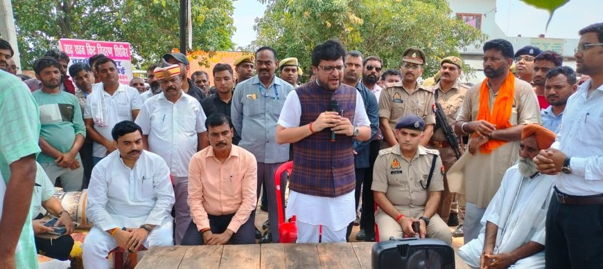 हरदोई न्यूज़: मंत्री ने बाढ़ प्रभावितों को वितरित की राहत सामग्री।