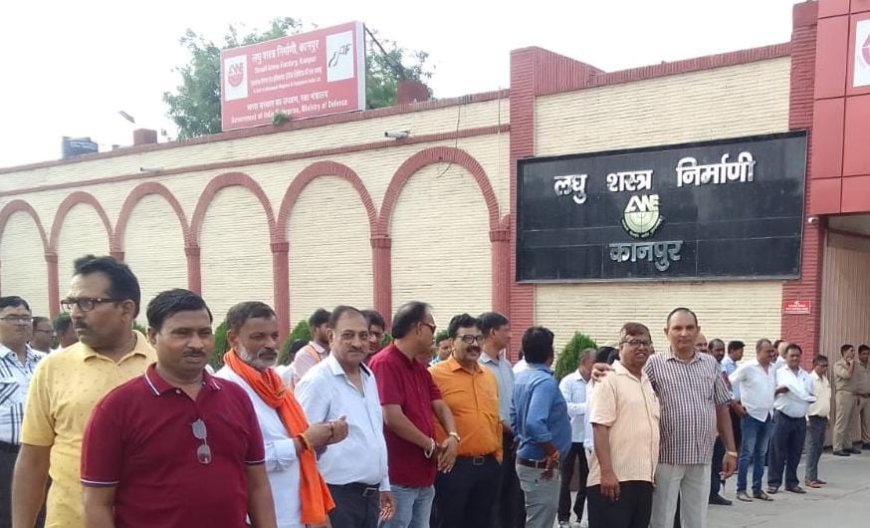 कानपुर न्यूज़: विरोध प्रदर्शन कर केंद्रीय वित्त मंत्री को सौपा ज्ञापन। 