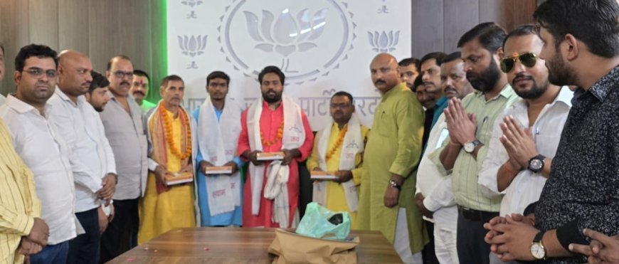 हरदोई न्यूज़: गुरु पूर्णिमा- भाजपा जिलाध्यक्ष ने मंदिरों के सेवादारों का किया सम्मान।