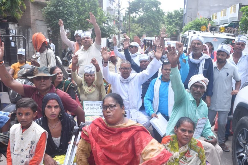 कानपुर न्यूज़: ज्ञापन देने गये दिव्यांगों के साथ सांसद व उसके पी आर ओ ने की अभद्रता, सांसद के व्यवहार से दिव्यांगों मे रोष।