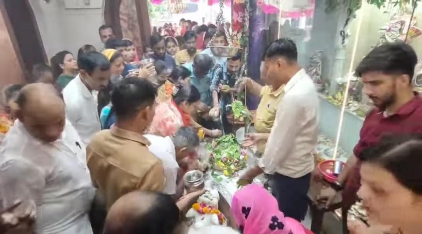 शाहजहाँपुर न्यूज़: सावन के प्रथम सोमवार को शिवालयों में उमड़े भक्त। 