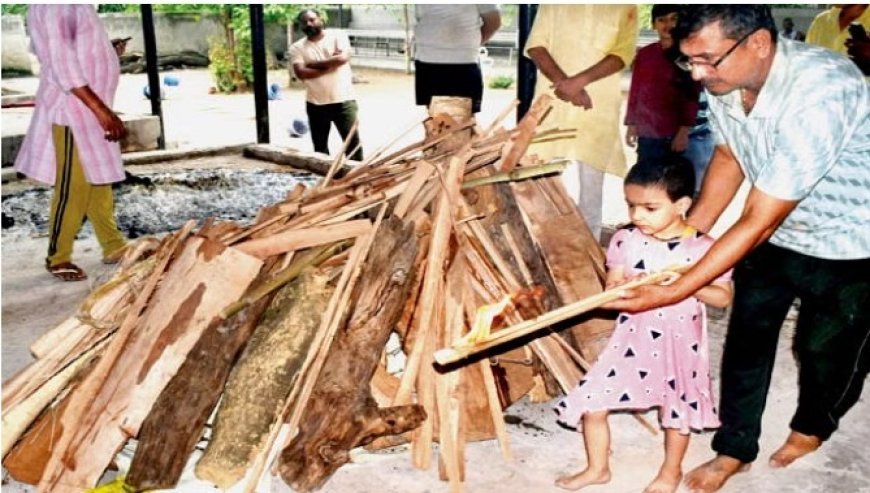 मेरठ न्यूज़: 4 साल की बच्ची ने 75 वर्ष के पिता को दी मुखाग्नि, रोकर बोली, अब चॉकलेट कौन लाएगा। 