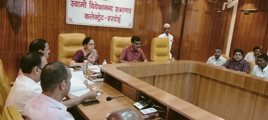 हरदोई न्यूज़: जिलाधिकारी की अध्यक्षता में हुई स्वच्छ भारत मिशन की बैठक।