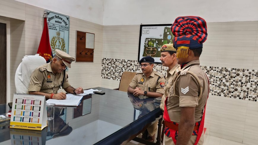 हरदोई:  एसपी ने बैरक, हॉस्पिटल का किया निरीक्षण, परेड़ की सलामी ली