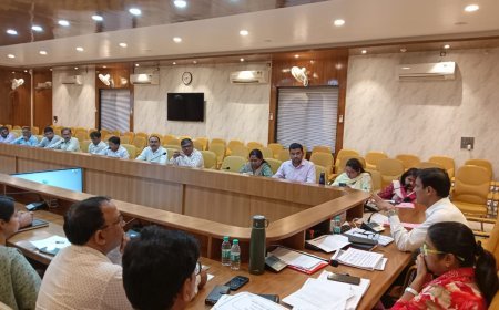 हरदोई न्यूज़: जिलाधिकारी ने ने की कर करेत्तर एवं राजस्व कार्यों की बैठक।