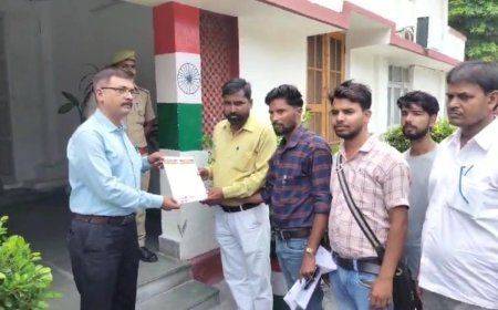 सीतापुर न्यूज़: ग्रामीणों कि समस्याओं को लेकर राष्ट्रवादी युवा अधिकार मंच ने सौंपा जिलाधिकारी को ज्ञापन।