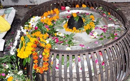 अयोध्या। सावन के चौथे सोमवार पर रामनगरी मे उमड़ा आस्था का सैलाब, श्रद्धालु कर रहे हैं नागेश्वर नाथ मंदिर में जलाभिषेक। 