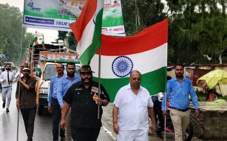 हरदोई न्यूज़: कॉन्सेप्ट ग्रुप के डायरेक्टर संजीव अग्रवाल की अगवानी में निकली गई  विशाल पैदल तिरंगा रैली।