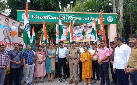 हरदोई न्यूज़: हर घर तिरंगा कार्यक्रम के तहत कलेक्ट्रेट परिसर से निकाली गयी तिरंगा रैली। 