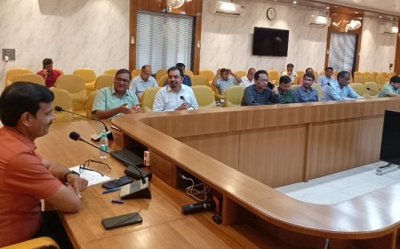 हरदोई न्यूज़: जिलाधिकारी की अध्यक्षता में हुई सड़क सुरक्षा समिति की बैठक। 