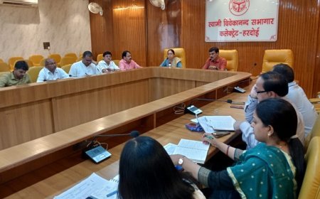 हरदोई न्यूज़: जिलाधिकारी की अध्यक्षता में हुई ग्राम्य विकास विभाग की बैठक। 