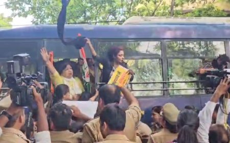 लखनऊ में कांग्रेसी महिलाओं ने काला फीता बांधकर किया प्रदर्शन- विधानसभा घेरने जा रही कांग्रेसी महिलाओं को पुलिस ने रोका।