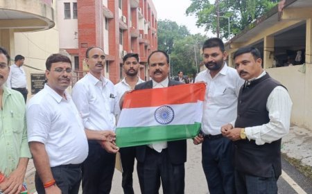 प्रतापगढ़ न्यूज़: हर घर तिरंगा अभियान- अधिवक्ता परिषद ने वकीलों को थमाया तिरंगा। 