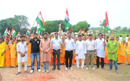 सीतापुर न्यूज़: देशभक्त युवाओं ने थामा तिरंगा झंडा, निकाली विशाल स्वाभिमान तिरंगा यात्रा। 