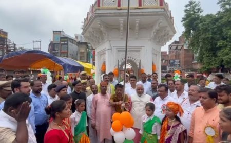 बलिया न्यूज़: परिवहन मंत्री ने शहीद पार्क चौक में किया ध्वजारोहण। 