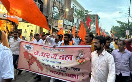 हरदोई न्यूज़: अखण्ड भारत हम सब सनातनी जनमानस का एकमेव लक्ष्य को साकार करने के उद्देश्य से शहर में निकली मशाल शौर्य यात्रा। 