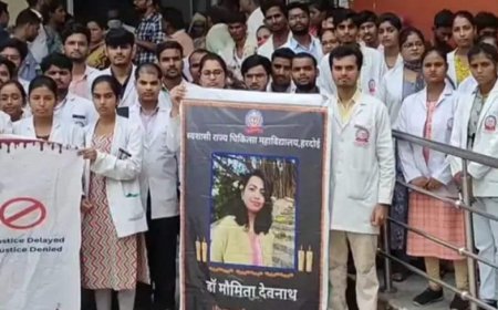 हरदोई न्यूज़: मेडिकल कॉलेज के छात्रों ने पश्चिम बंगाल की घटना को लेकर किया प्रदर्शन, प्रोफेसर व डॉक्टर्स का भी समर्थन। 
